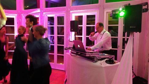 DJ & Moderator mieten – Servicepaket VI für bis zu 300 Gäste | Hochzeit & Geburtstag – 3