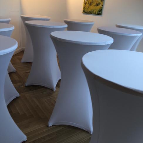 Stehtisch mieten inkl. weißer Stretchhusse – Bistrotisch, Hochtisch & Partytisch fürs Event
