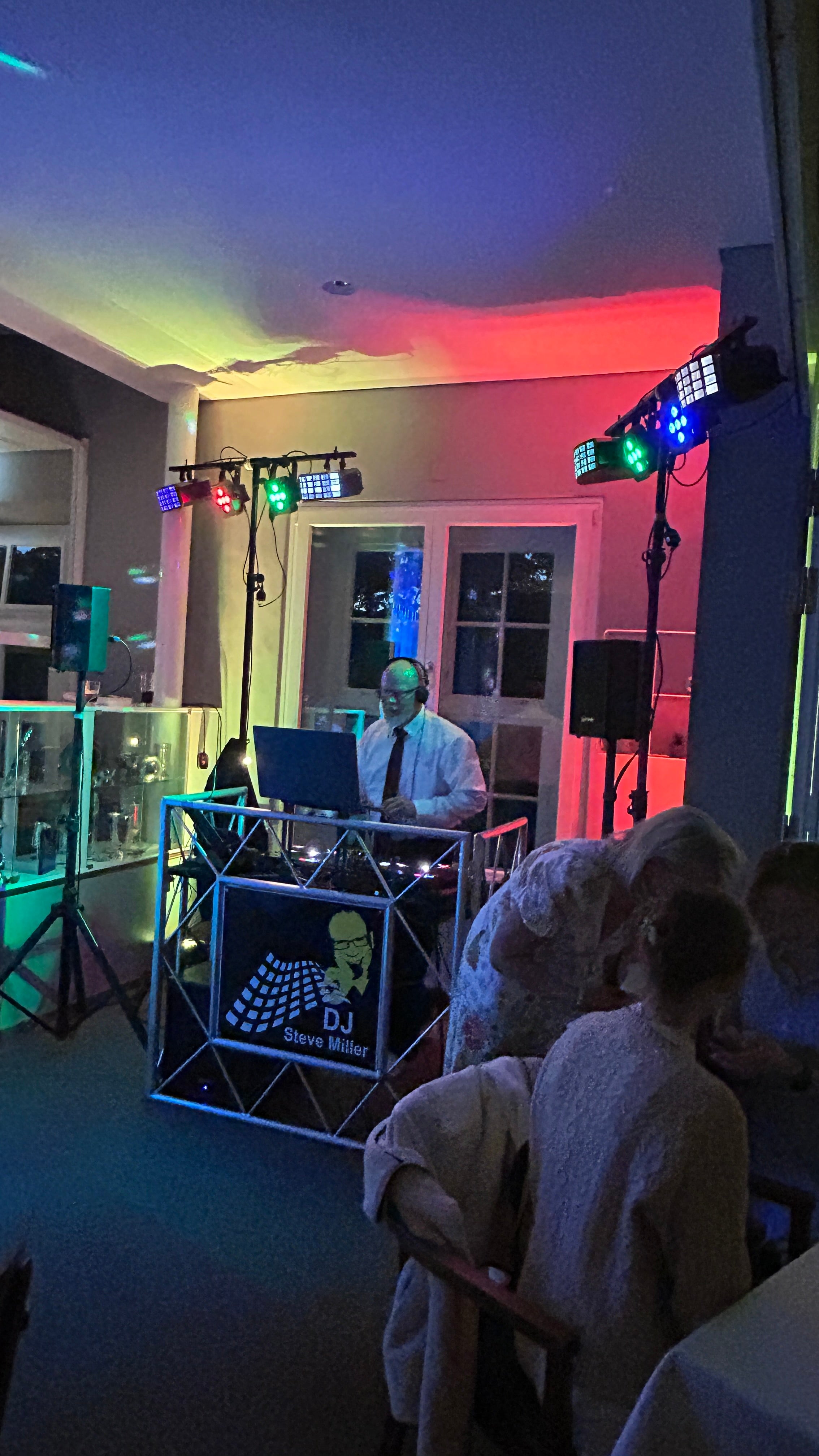 DJ & Moderator mieten – Servicepaket II für bis zu 100 Gäste | Hochzeit, Betriebsfeier