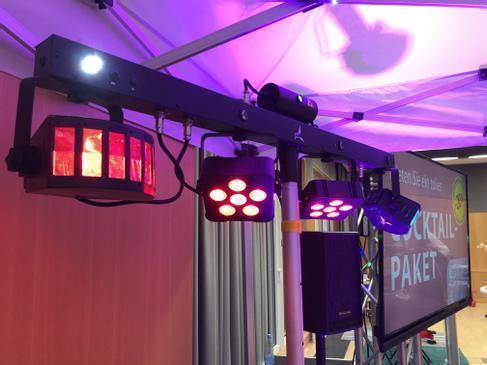LED-Lichtanlage 5-in-1 mieten – Tanzfläche mit Derbys, Spots, Strobe-LEDs & Laser