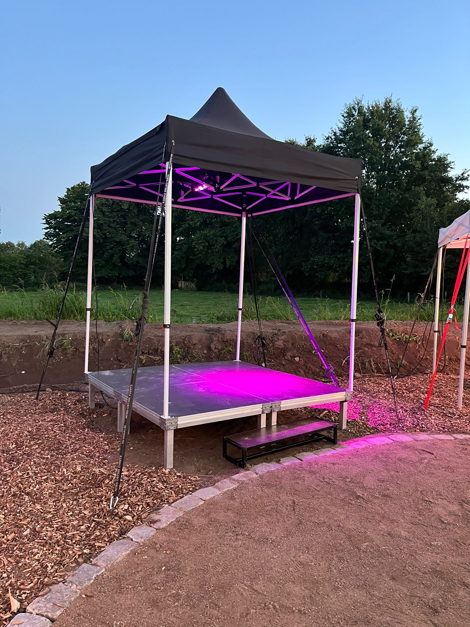 Pavillon 2x2 m mieten in Schwarz – wasserdicht & leicht für Hochzeit, Firmenevent & Geburtstag