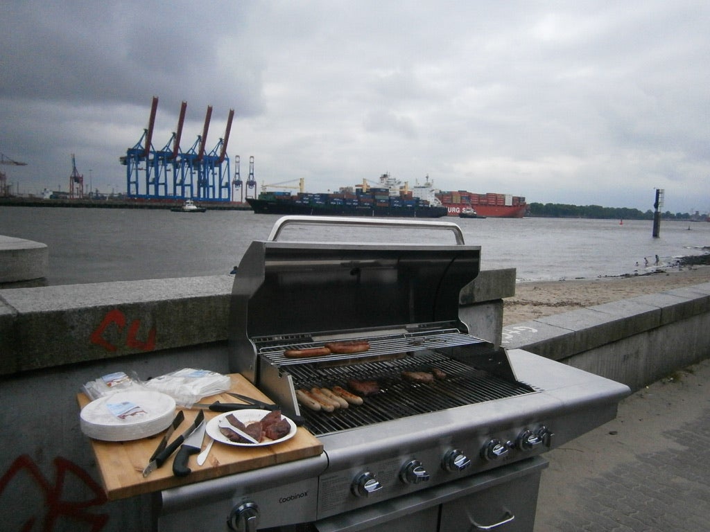 BBQ-Komplettset mieten für 70–80 Gäste – Gasgrill, Geschirr & Besteck all inkl.