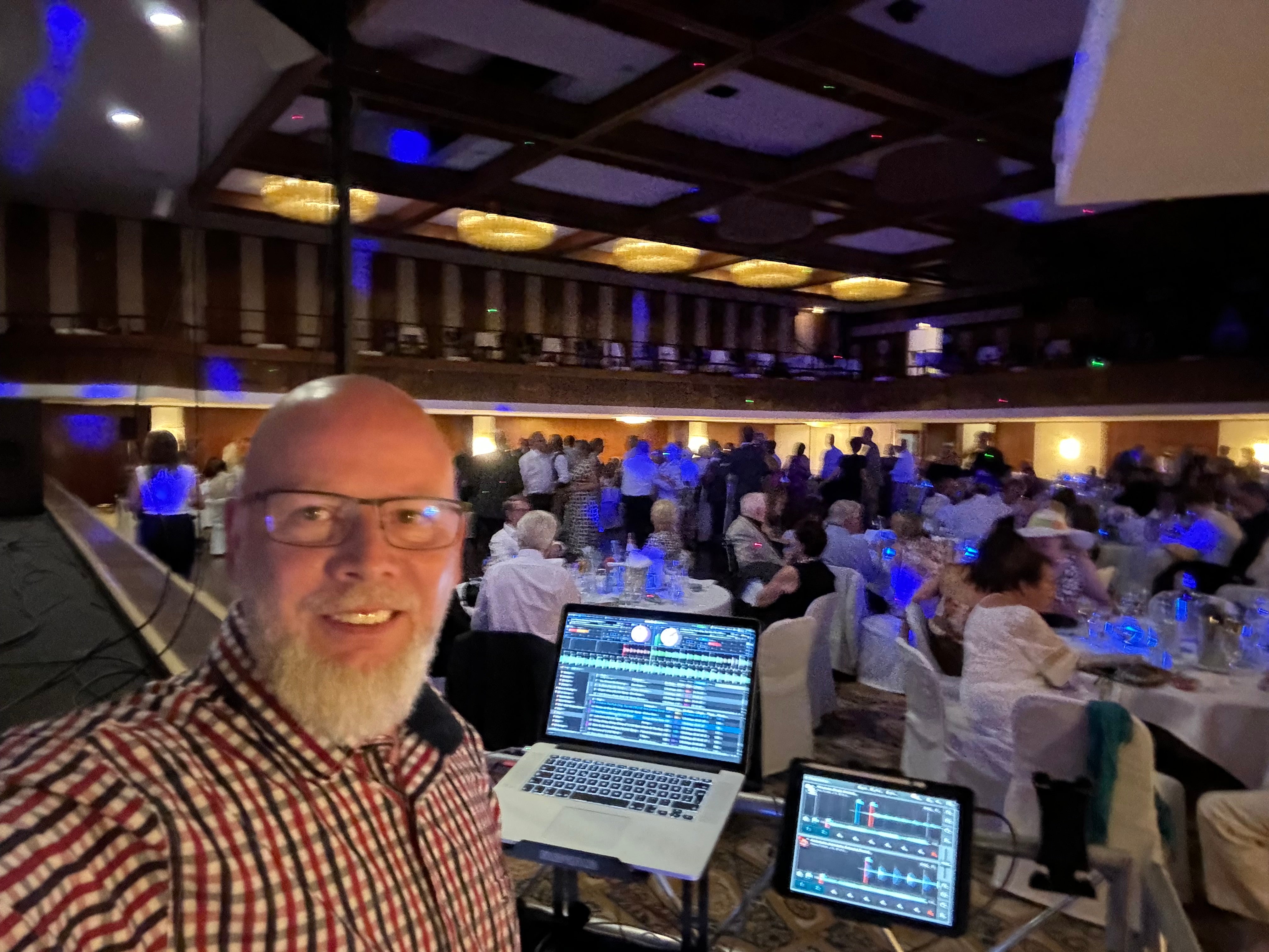 DJ & Moderator mieten – Servicepaket III für bis zu 150 Gäste | Hochzeit & Geburtstag – 2