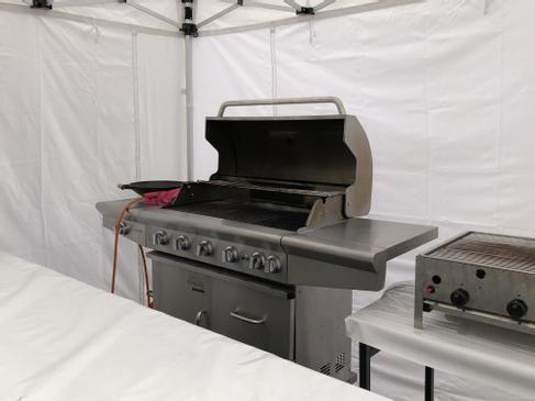 BBQ-Komplettset mieten für 50–60 Gäste – Gasgrill, Geschirr & Besteck all inkl.