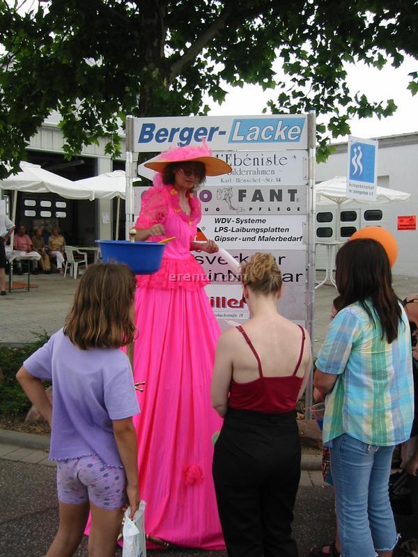 Stelzenläufer mieten – Walking Act für Events & Promotion