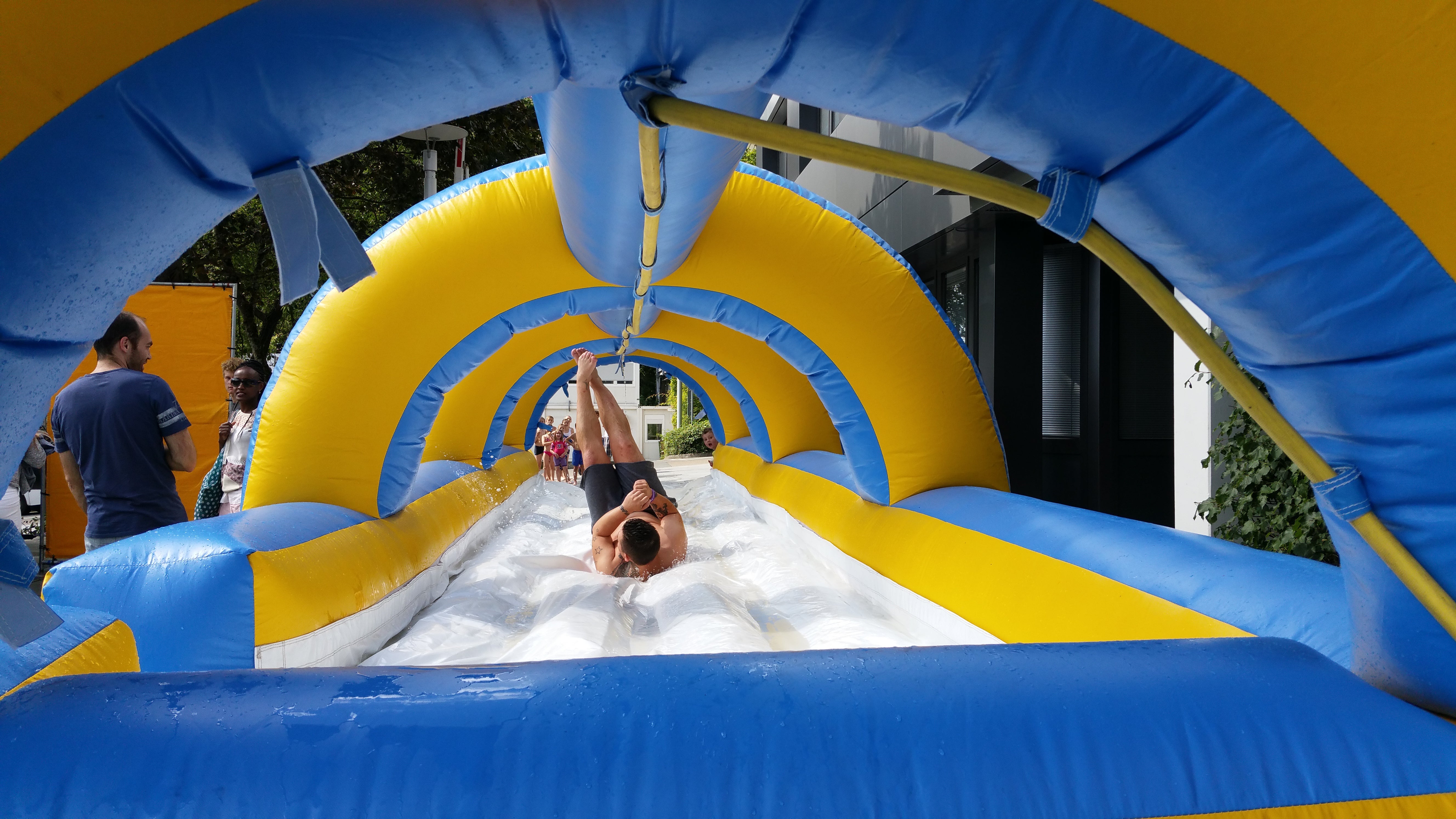 Wasserrutsche mieten – aufblasbare Rutsche für Sommer-Events