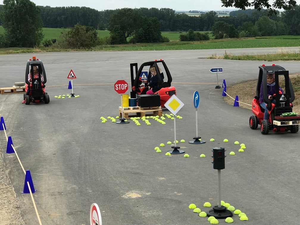 Kindergabelstapler mieten – Miniatur-Gabelstapler zum Treten ab 3 Jahren