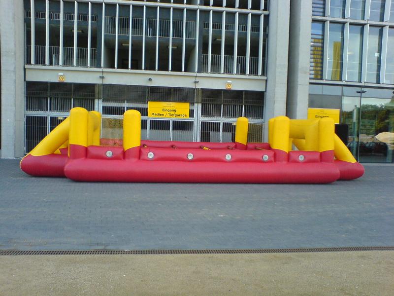 Riesenkicker mit Stangen mieten – Profiausführung 14 x 7 m – 2