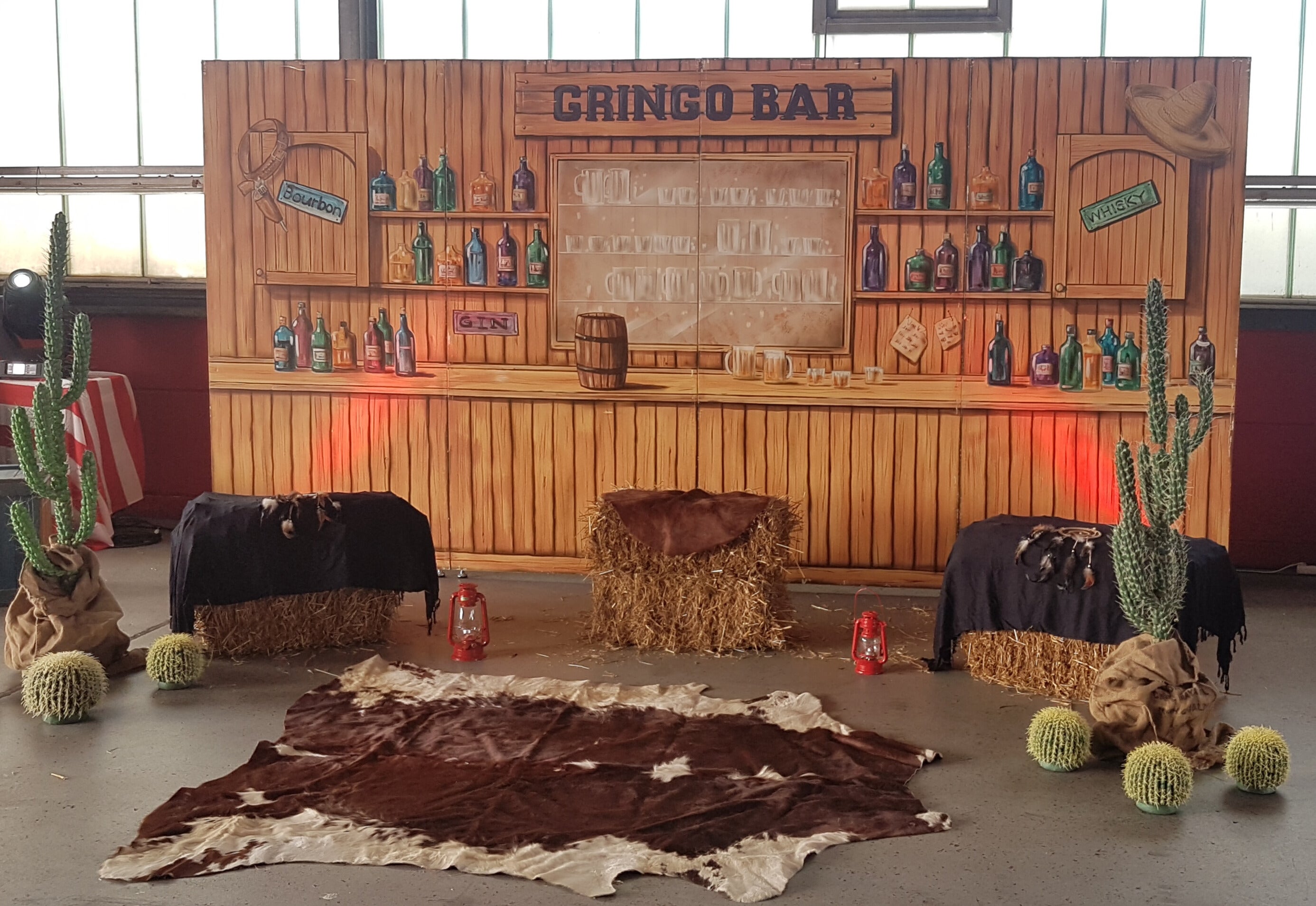 Gringo-Bar mieten – Western-Bar-Dekokulisse für Mottoevents