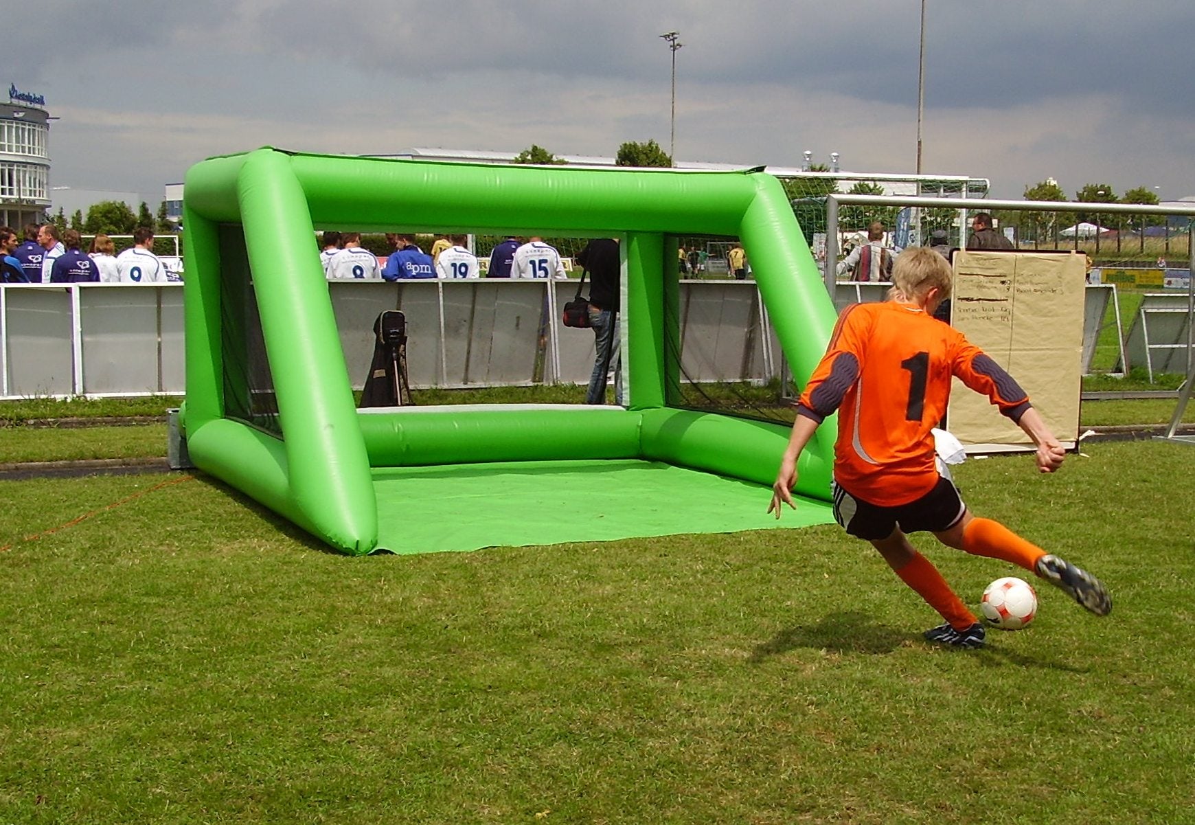 Torwand aufblasbar mieten – großer Torwandspaß für Fußball-Events