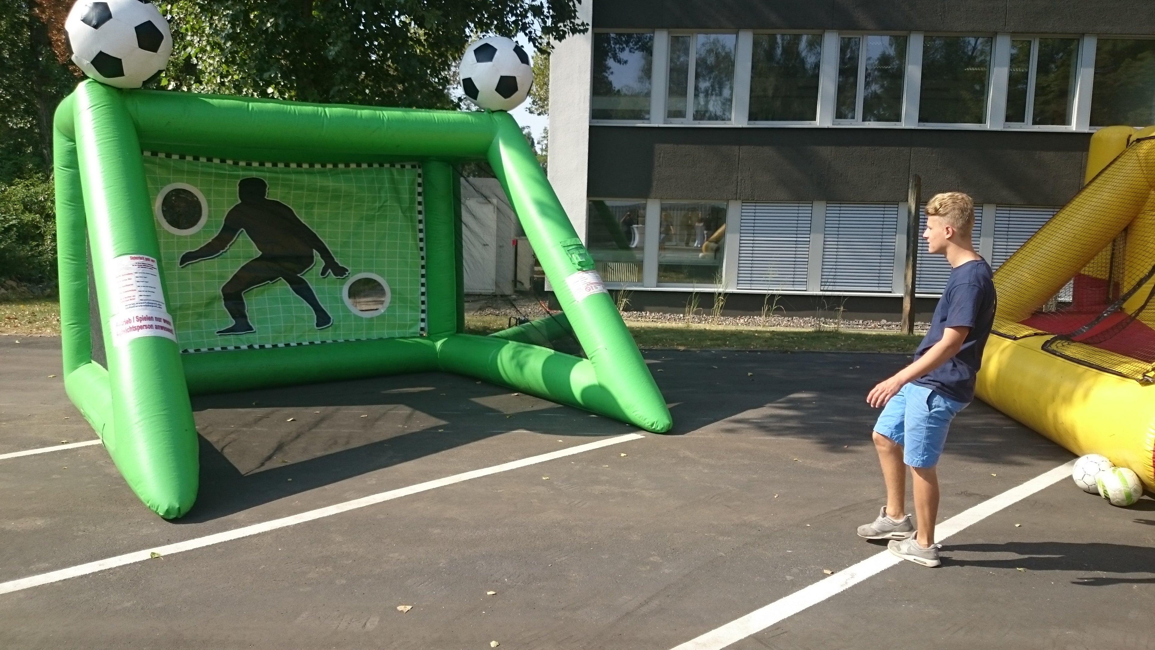 Torwand aufblasbar mieten – großer Torwandspaß für Fußball-Events – 2