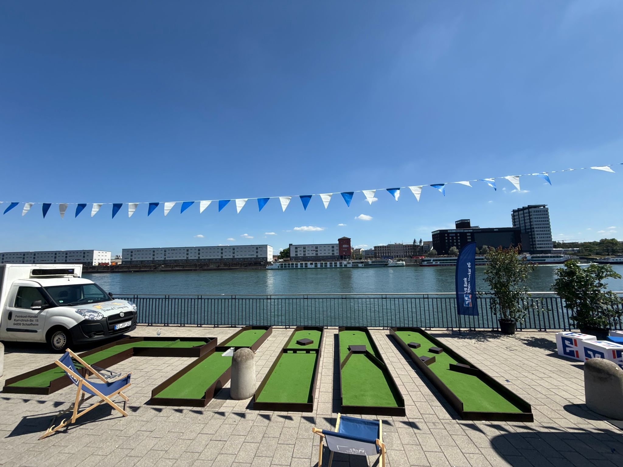 Minigolf mieten – 5 Bahnen mit Schlägern & Bällen für Events