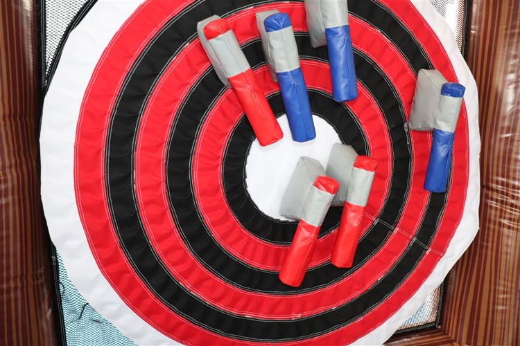 Aufblasbares Axtwerfen mieten – sicherer Action-Spaß für Events – 2