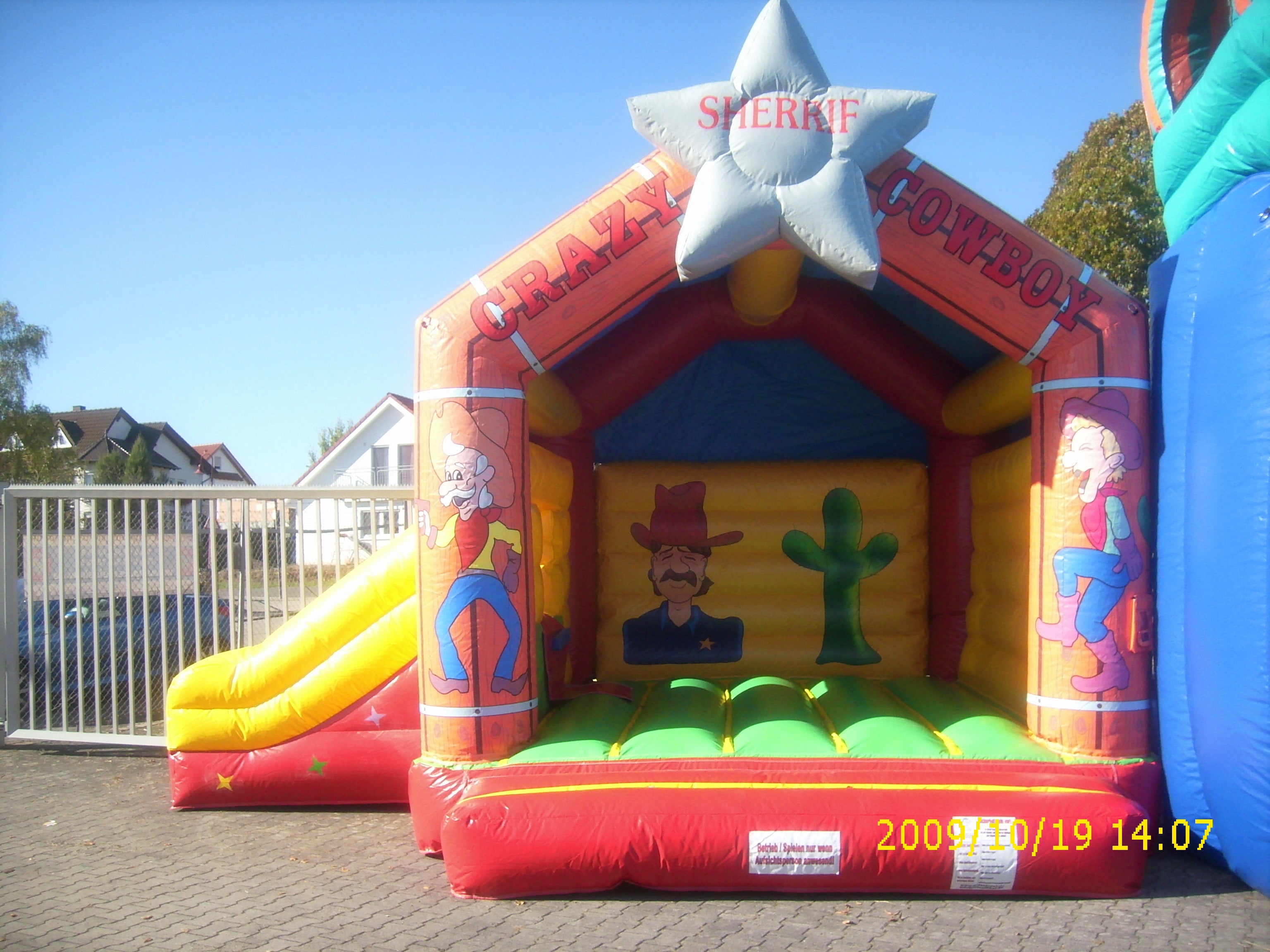 Hüpfburg Sheriff mit Rutsche mieten – kunterbunte Kinder-Hüpfburg – 2