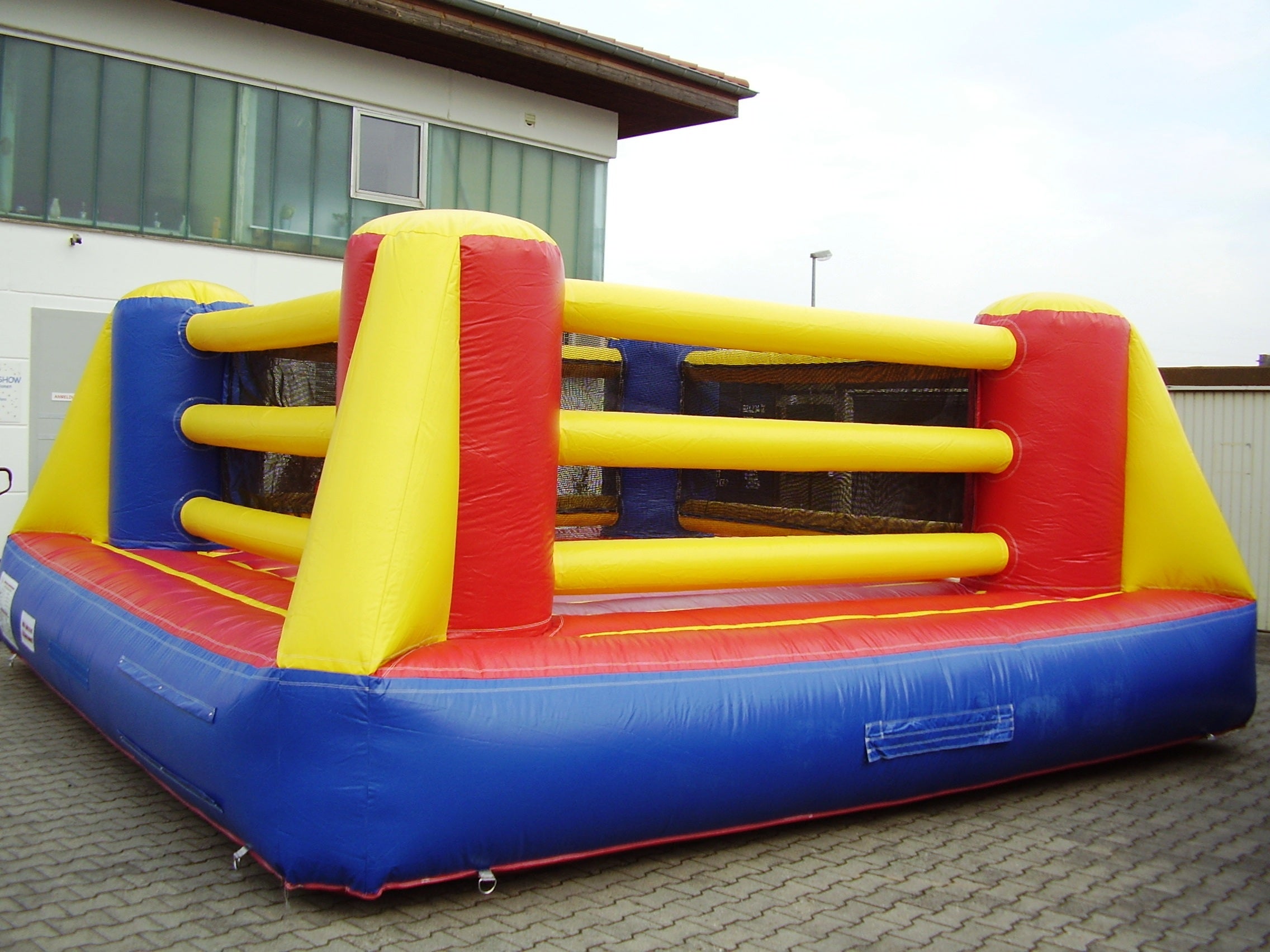 Aufblasbarer Boxring mieten – Soft-Boxen mit Riesenhandschuhen