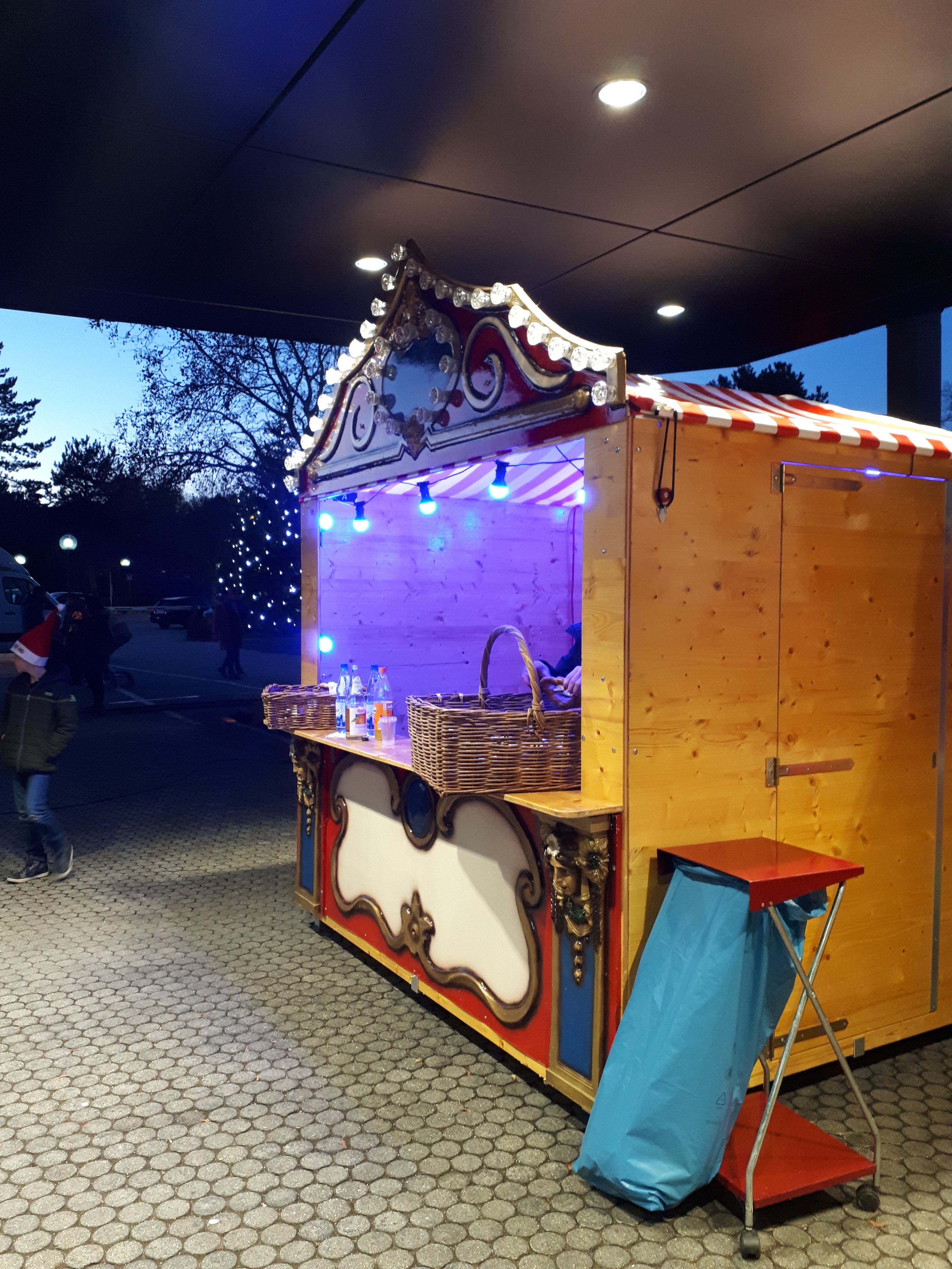 Nostalgische Marktbude mieten – abschließbarer Verkaufsstand für Weihnachtsmärkte