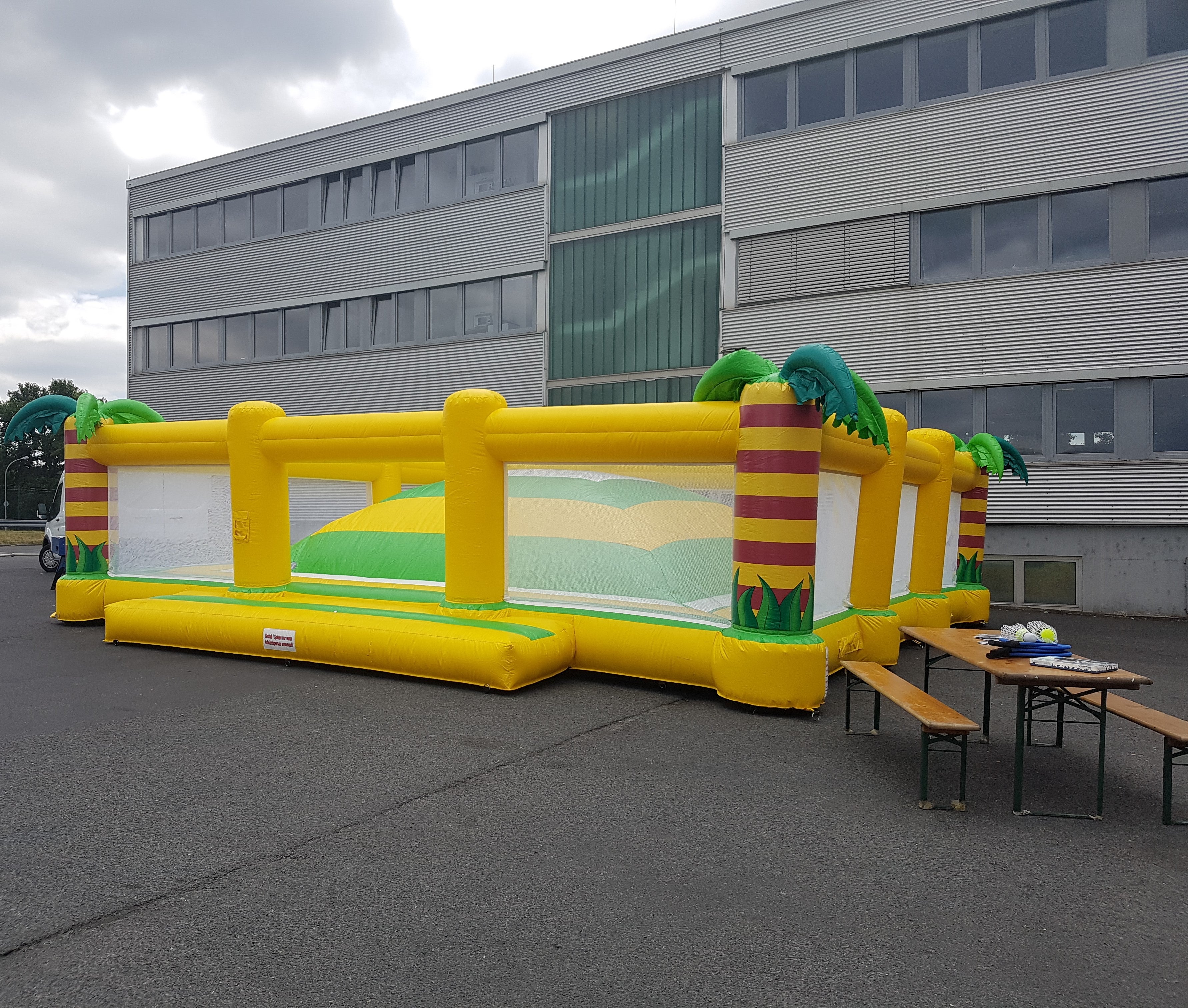 Soft-Mountain mieten – große Hüpfburg im Beach-Design mit Palmen