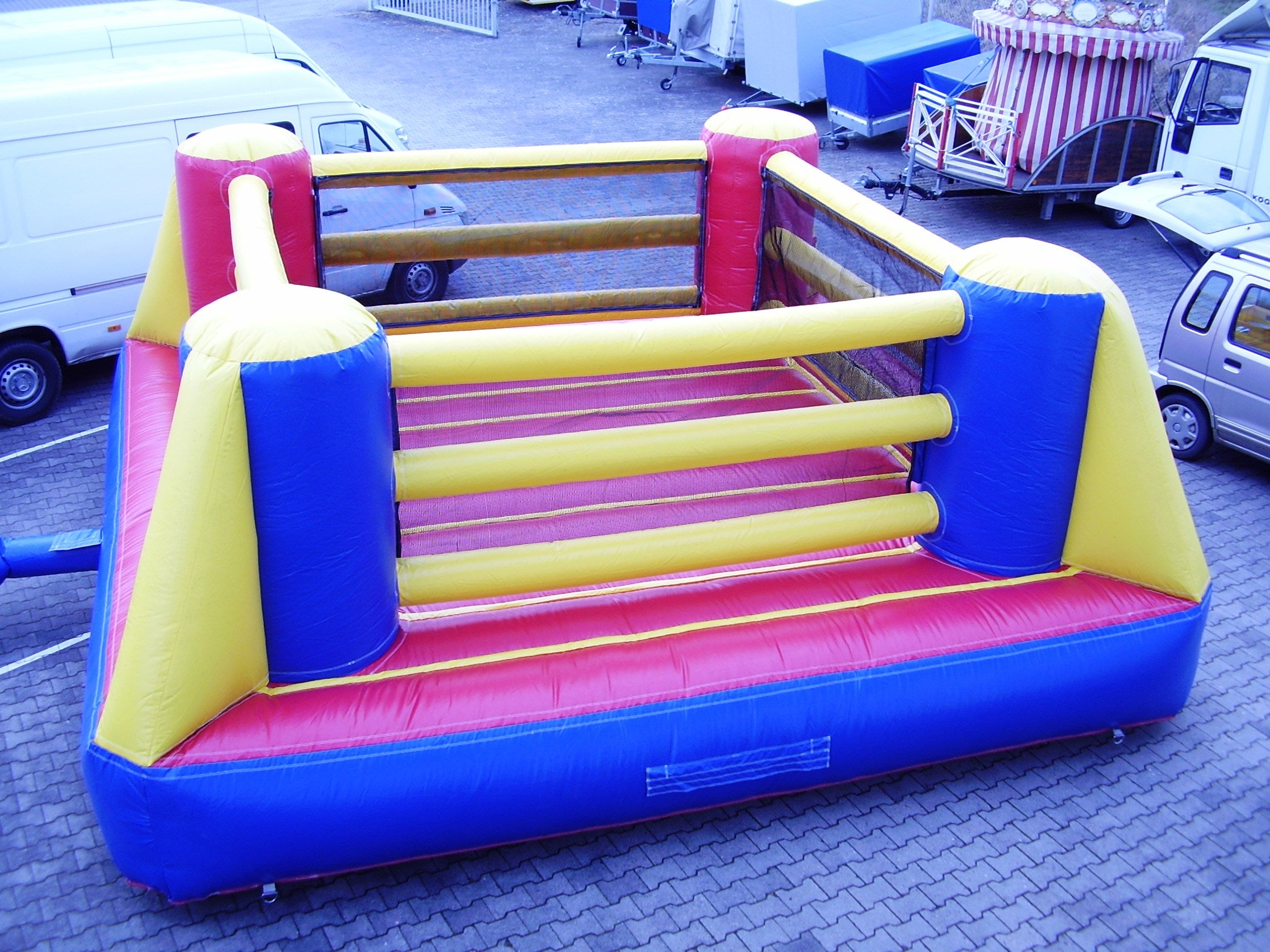 Aufblasbarer Boxring mieten – Soft-Boxen mit Riesenhandschuhen – 3