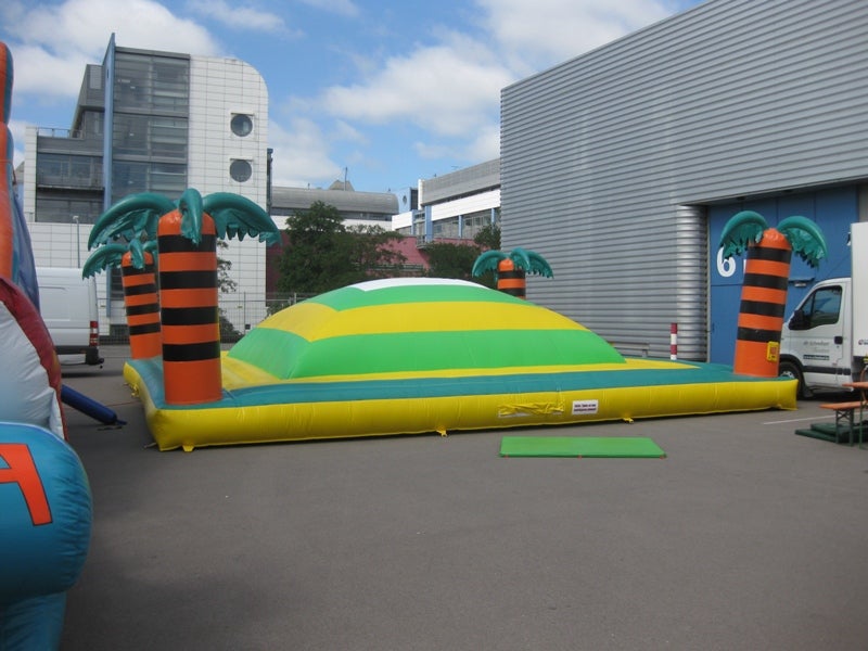 Soft-Mountain mieten – große Hüpfburg im Beach-Design mit Palmen – 3