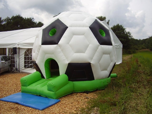 Fußball-Hüpfburg mieten – runde Hüpfburg im Fußball-Design für Kinder – 2