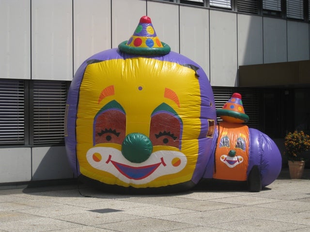 Wirbelwindclown mieten – aufblasbare Luftballon-Attraktion für Kinder