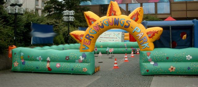 Aufblasbare Umrandung für Erlebnispark mieten – Absperrung für Events
