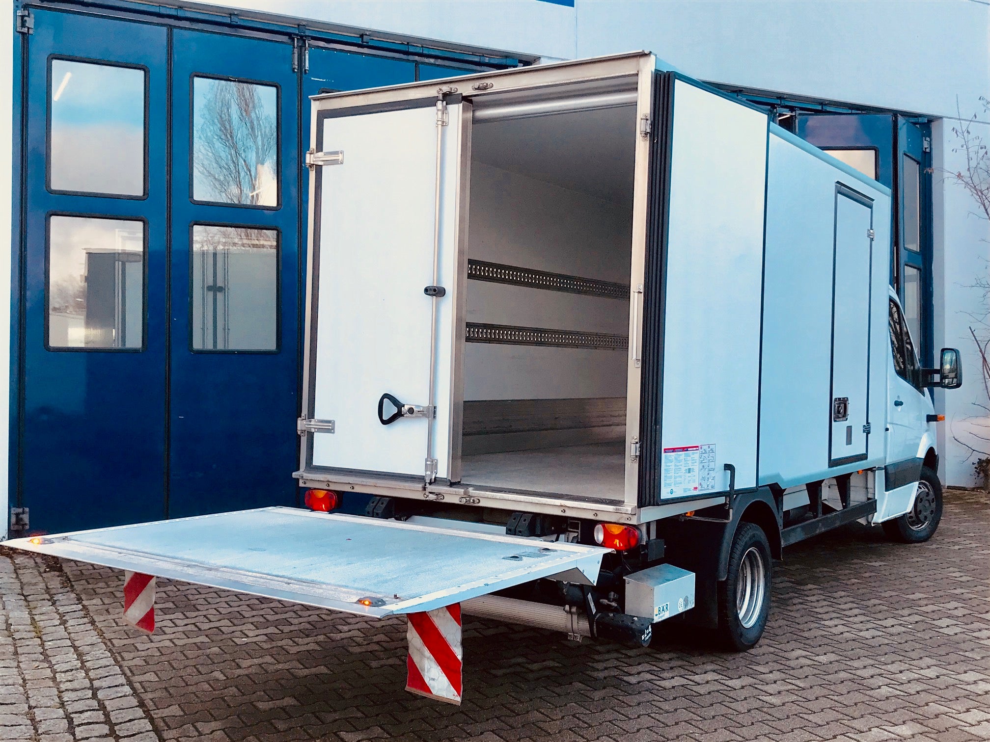 Kühl-LKW mieten im Großraum Stuttgart: Mercedes-Benz Sprinter 516 CDI, 5 t, Ladebordwand, Tiefkühl – 3