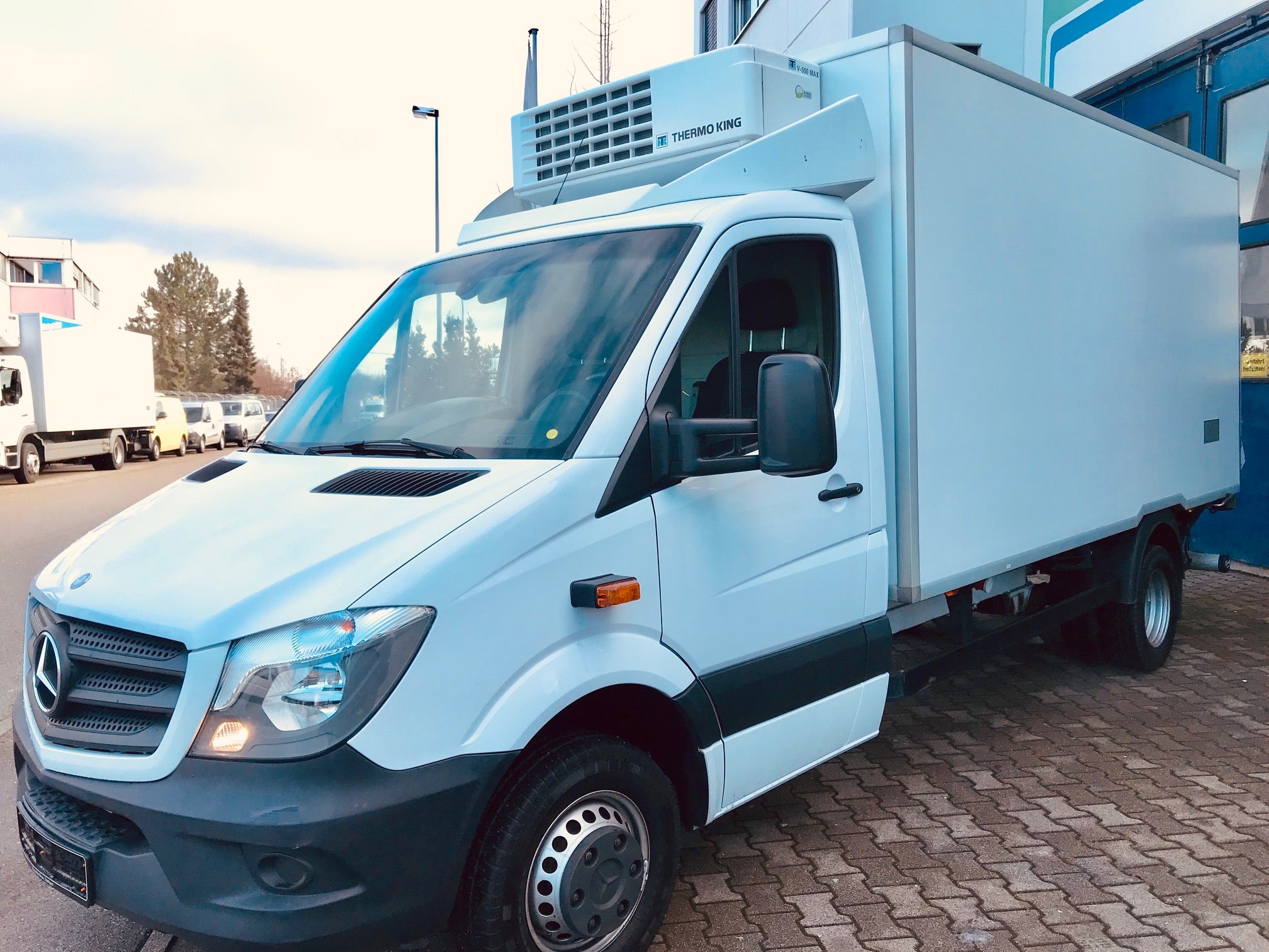 Kühl-LKW mieten im Großraum Stuttgart: Mercedes-Benz Sprinter 516 CDI, 5 t, Ladebordwand, Tiefkühl