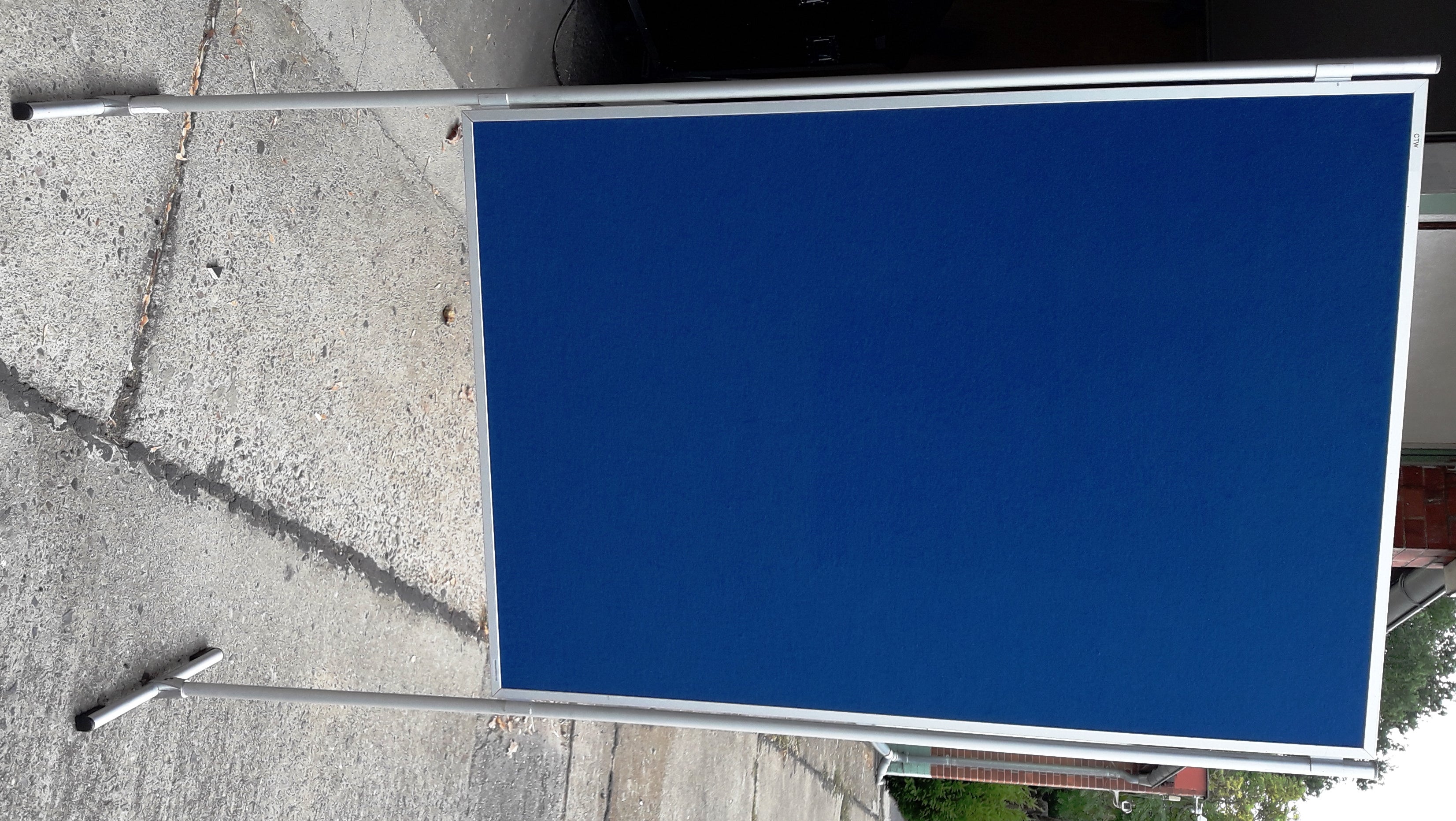 Pinnwand & Metaplanwand mieten – Posterwand mit blauem Filz 100 x 140 cm