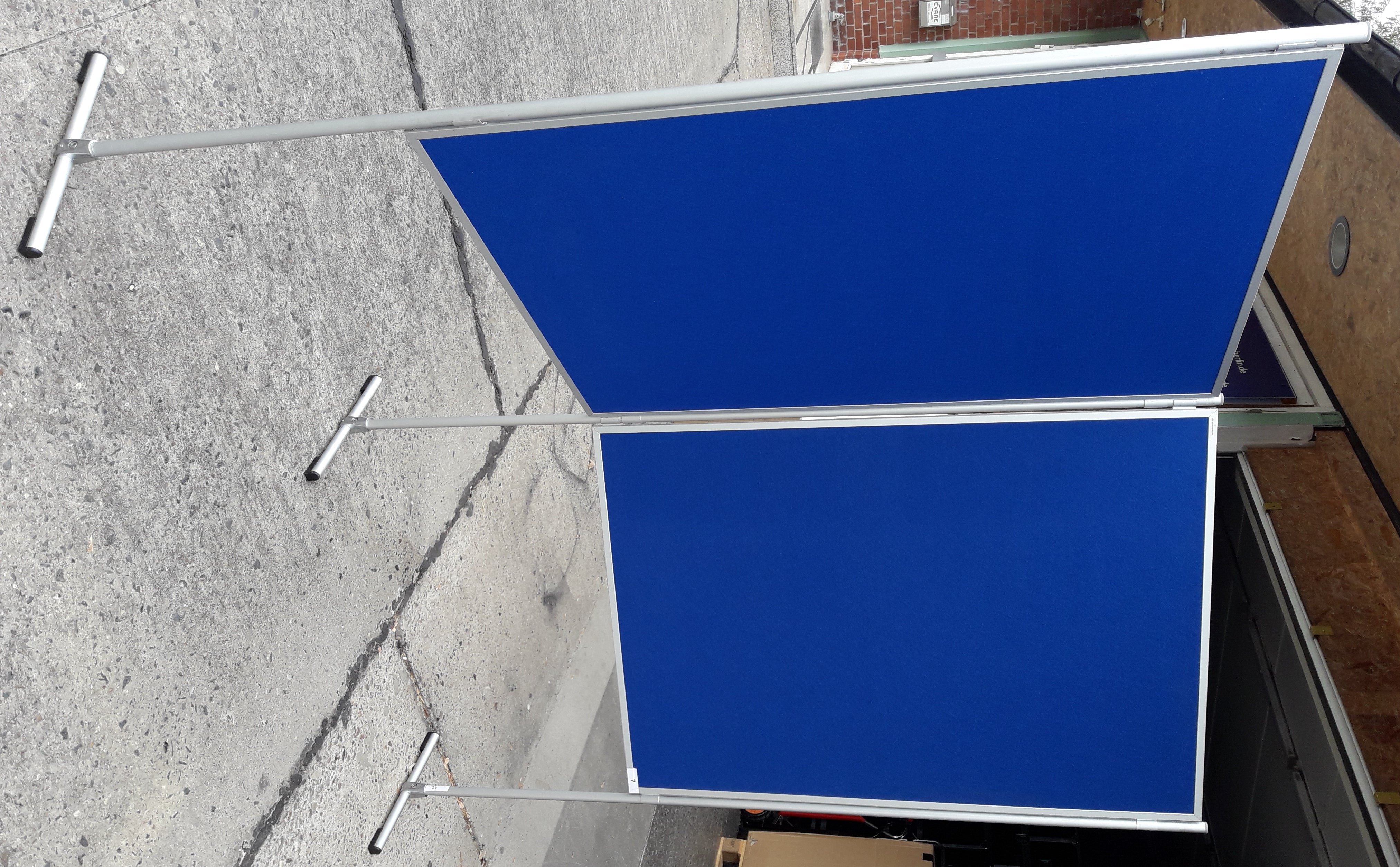 Metaplanwand mieten – Pinnwand & Posterwand mit blauem Filz 100 x 140 cm – 2