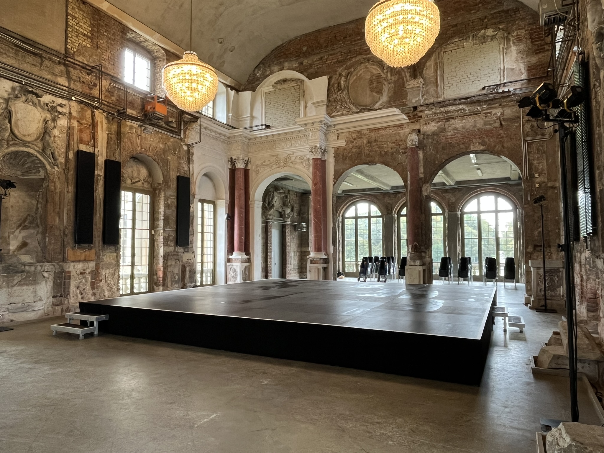 Bühne / Podium aus Systempodesten Bütec 4x3m / 6x4m verschiedene Größen möglich mit Treppen/Geländer – 3