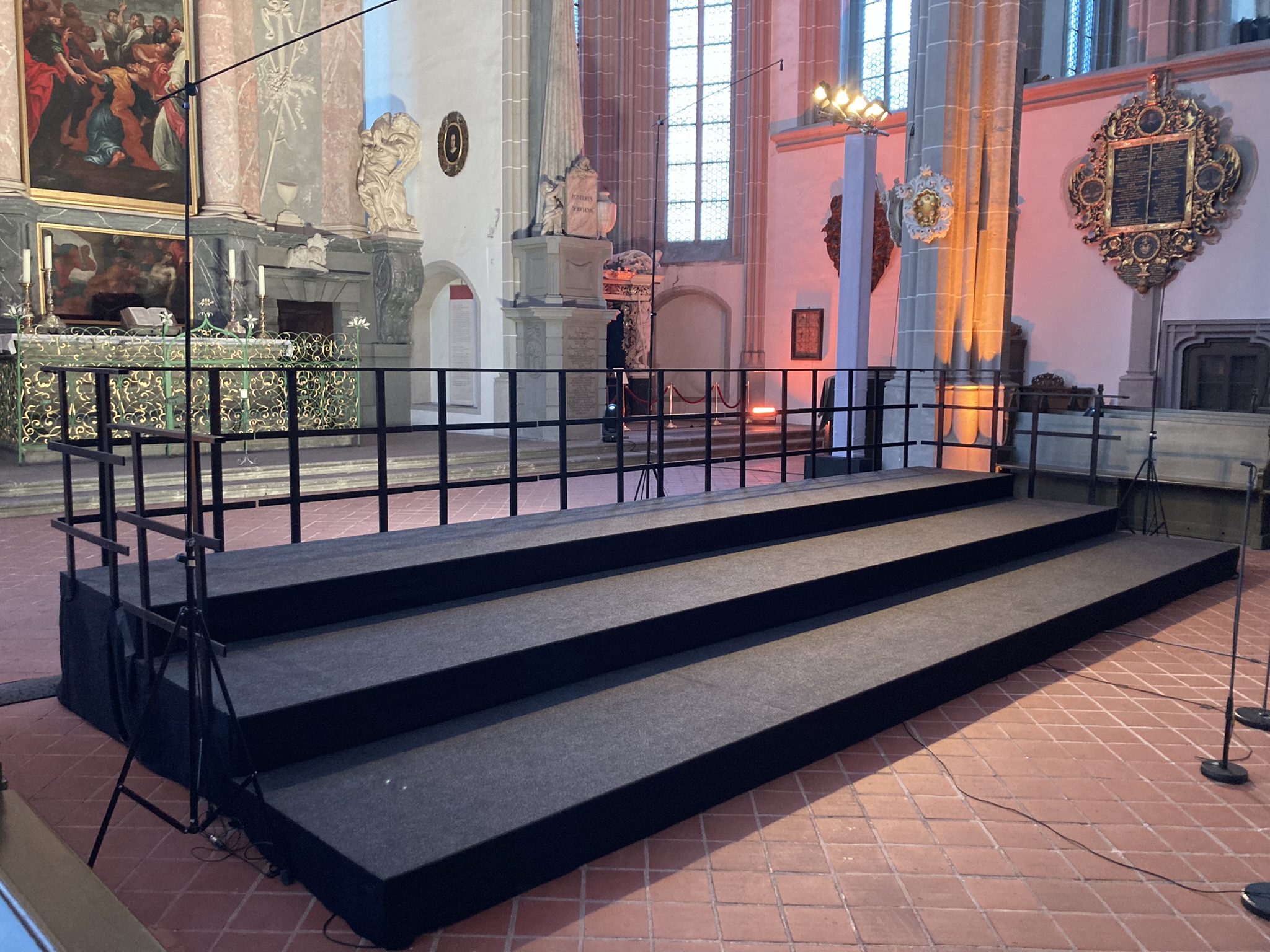 Bühne / Podium aus Systempodesten Bütec 4x3m / 6x4m verschiedene Größen möglich mit Treppen/Geländer – 2