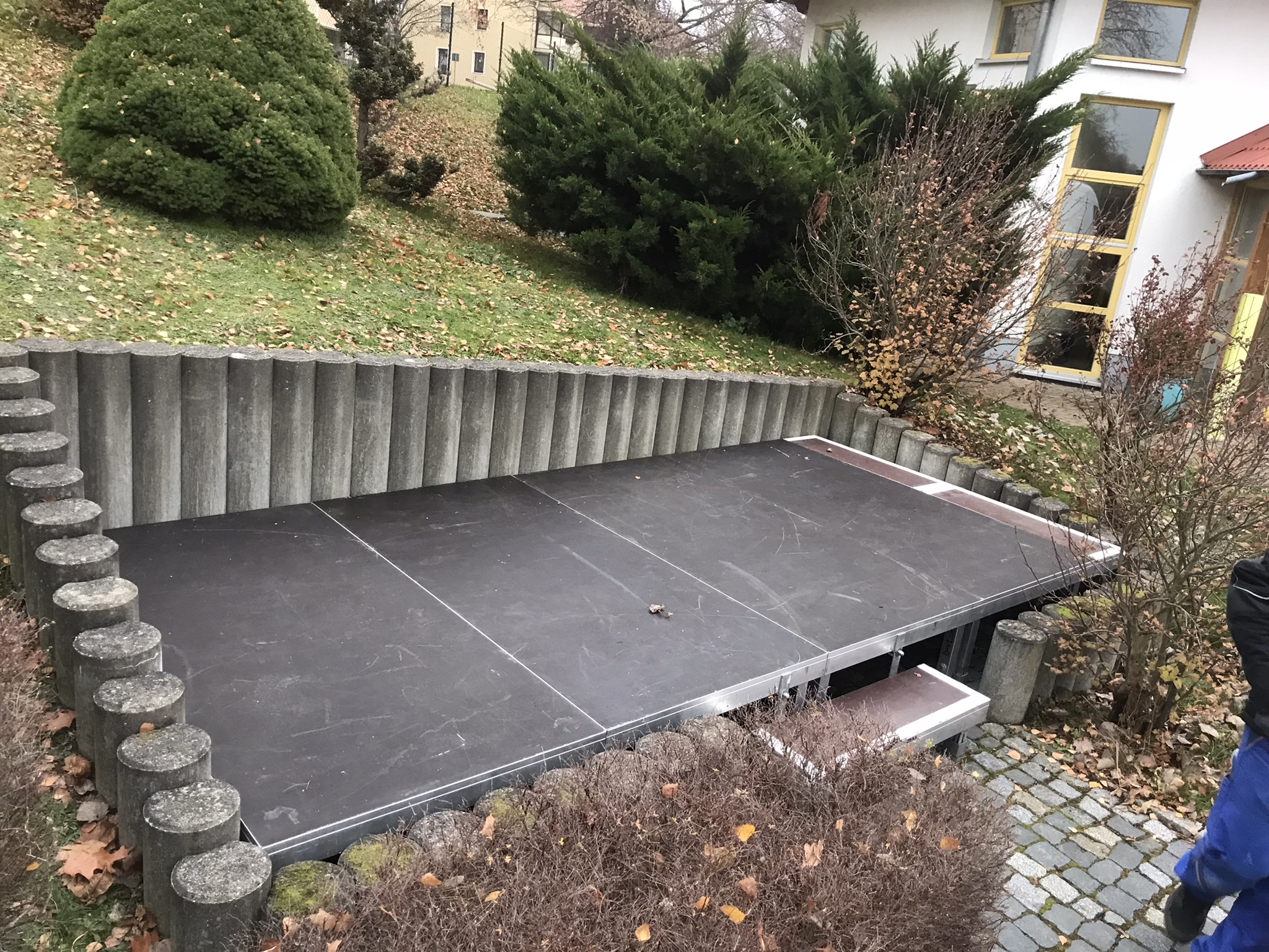 Bühne / Podium aus Systempodesten Bütec 4x3m / 6x4m verschiedene Größen möglich mit Treppen/Geländer – 5