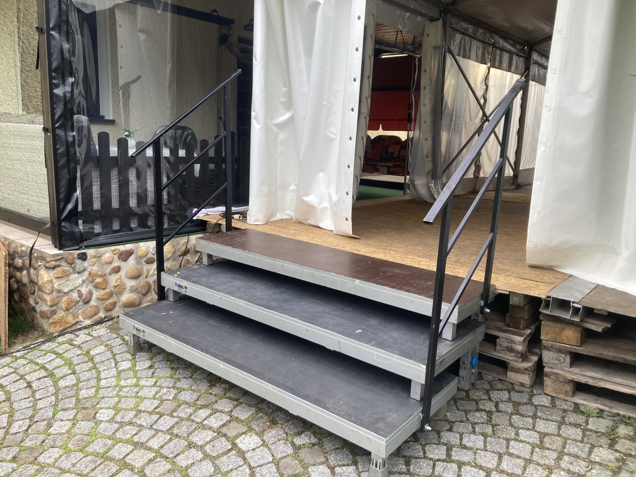 Bühne / Podium aus Systempodesten Bütec 4x3m / 6x4m verschiedene Größen möglich mit Treppen/Geländer – Thumbnail 10