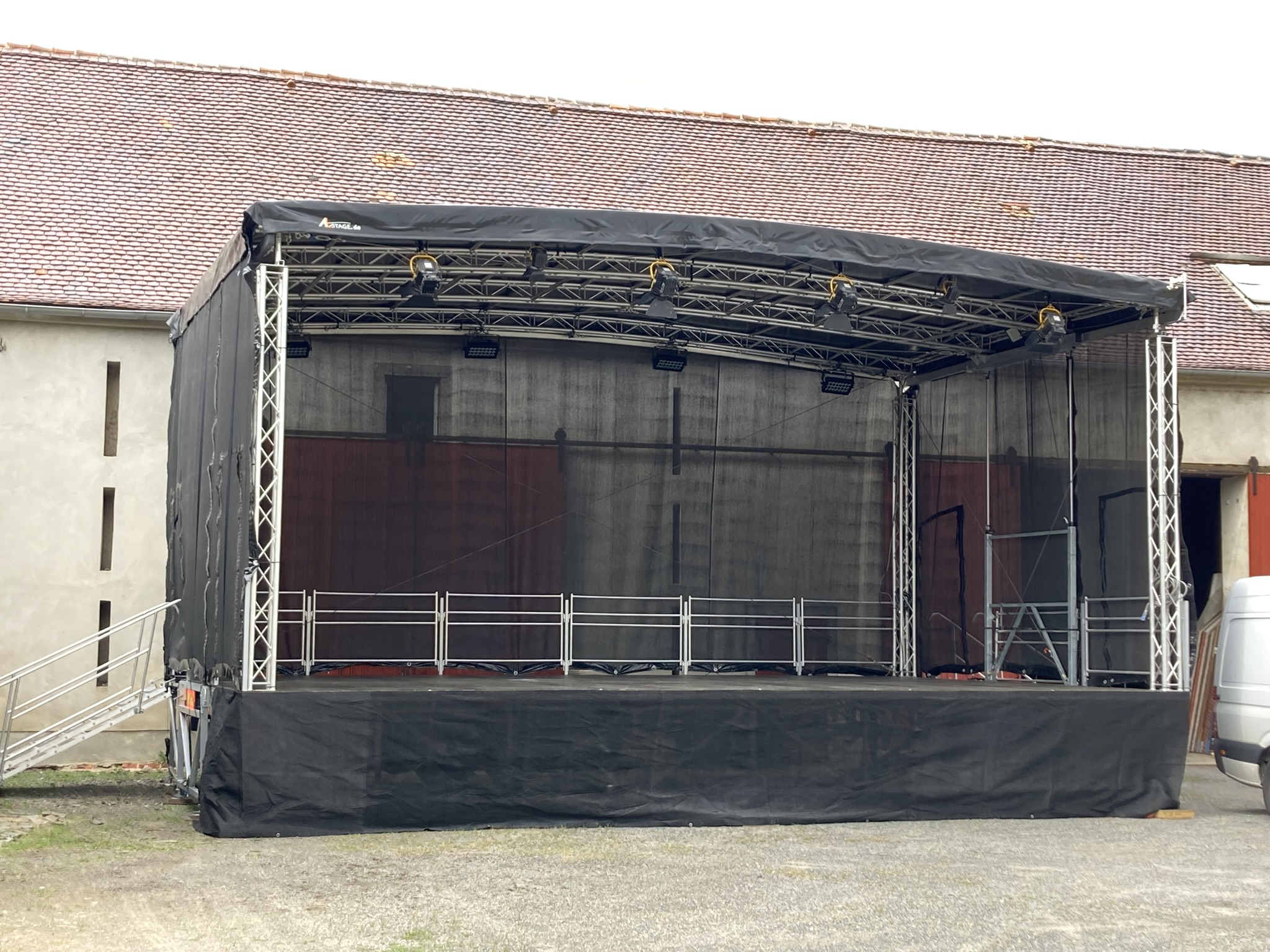 Mobile Bühne OpenAir Stage 10x8m 10x6m 8x6m Trailerbühne (48m², 60m² & 80m²)