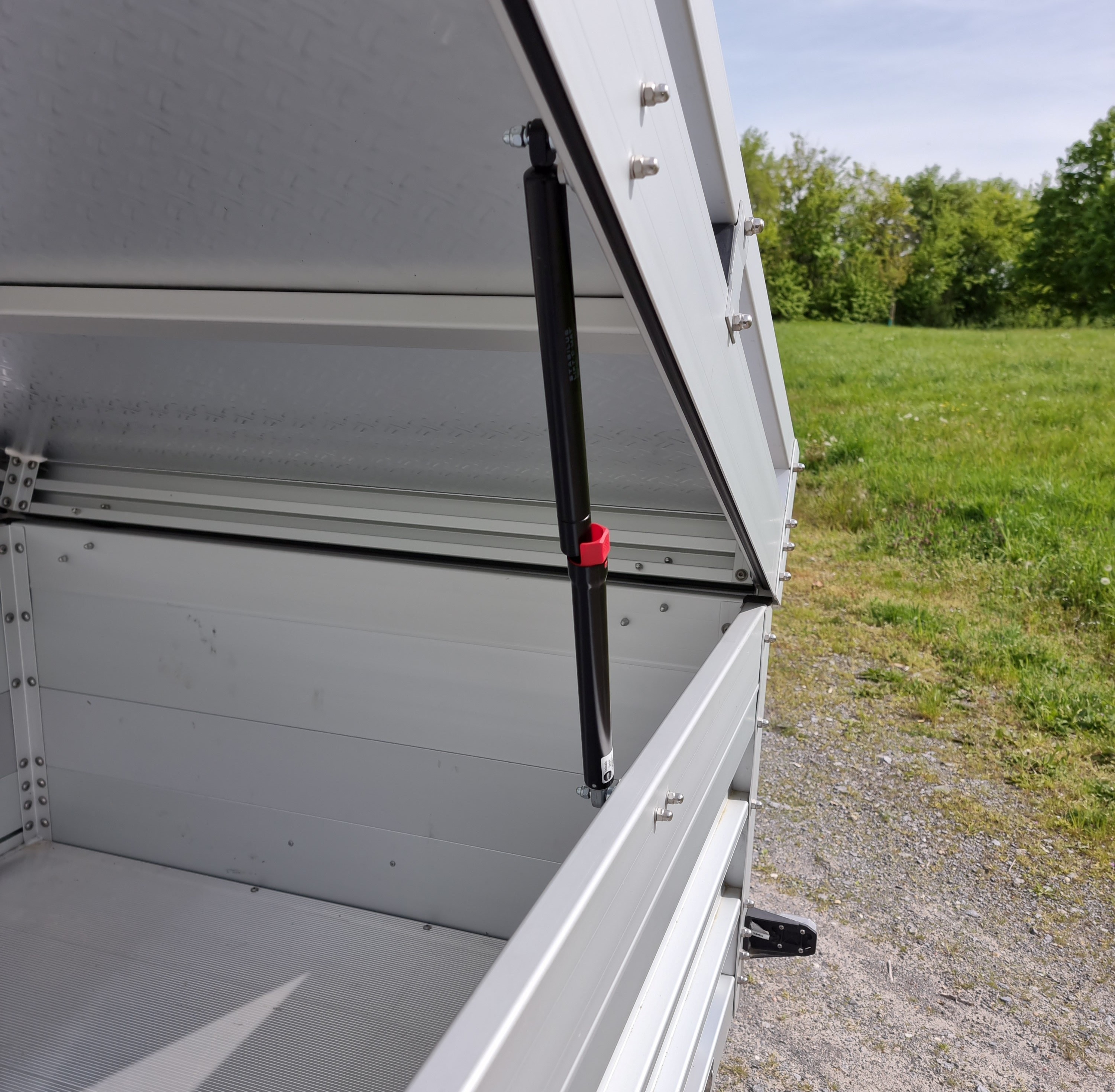 Deckelanhänger mieten – 100 km/h, dachzeltkompatibel, abschließbar – 5