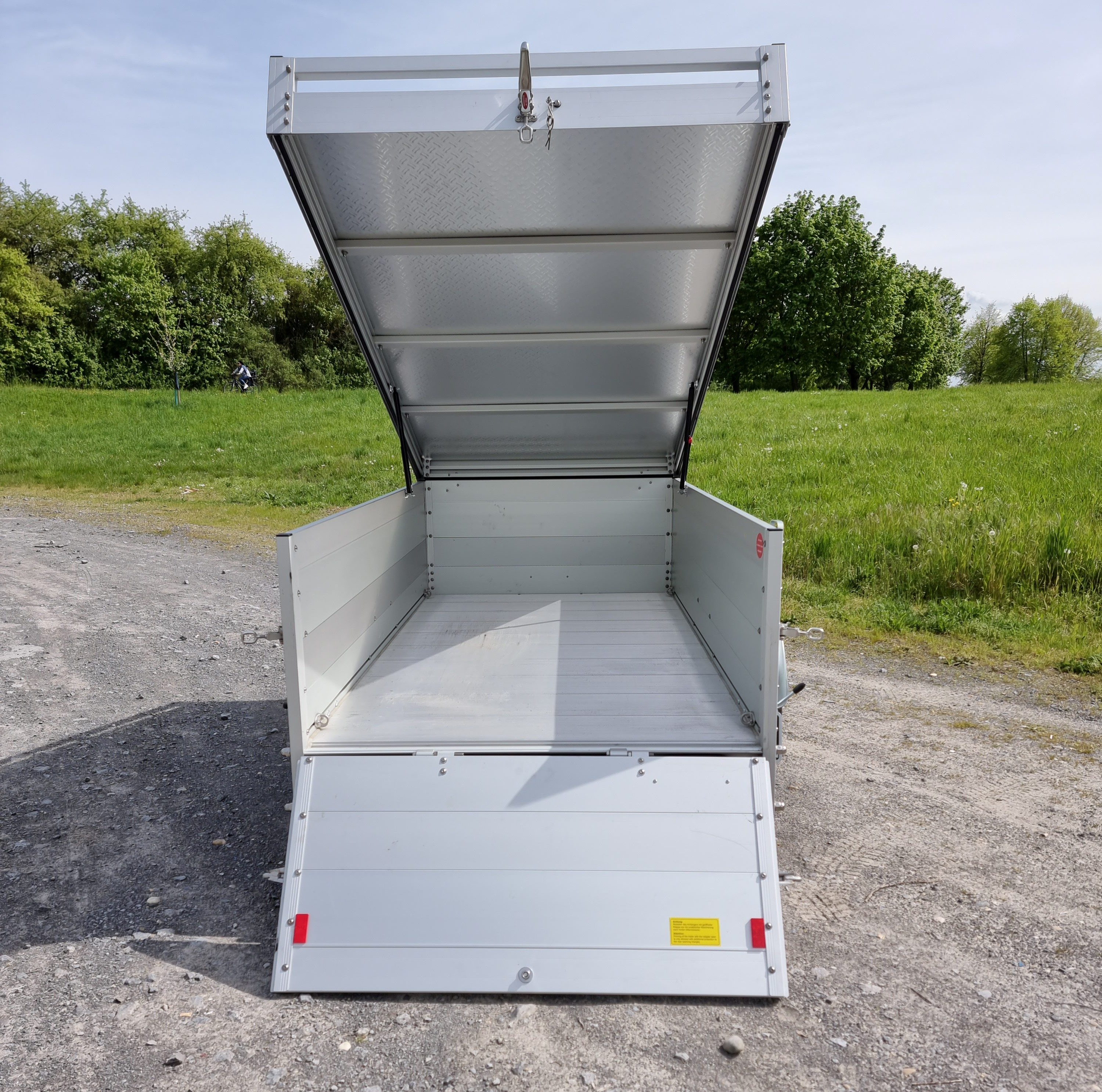 Deckelanhänger mieten – 100 km/h, dachzeltkompatibel, abschließbar – 4