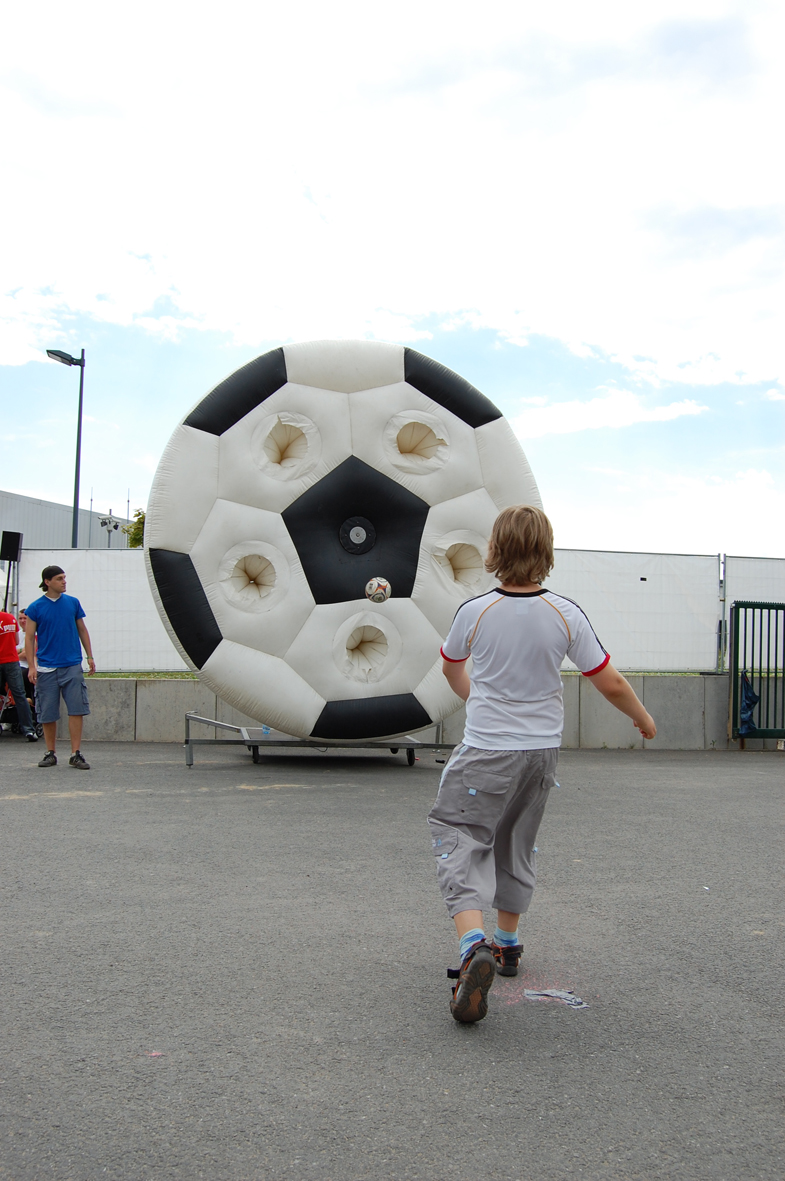 DREHENDER FUSSBALL / SPINNING BALL / FUSSBALLRAD
