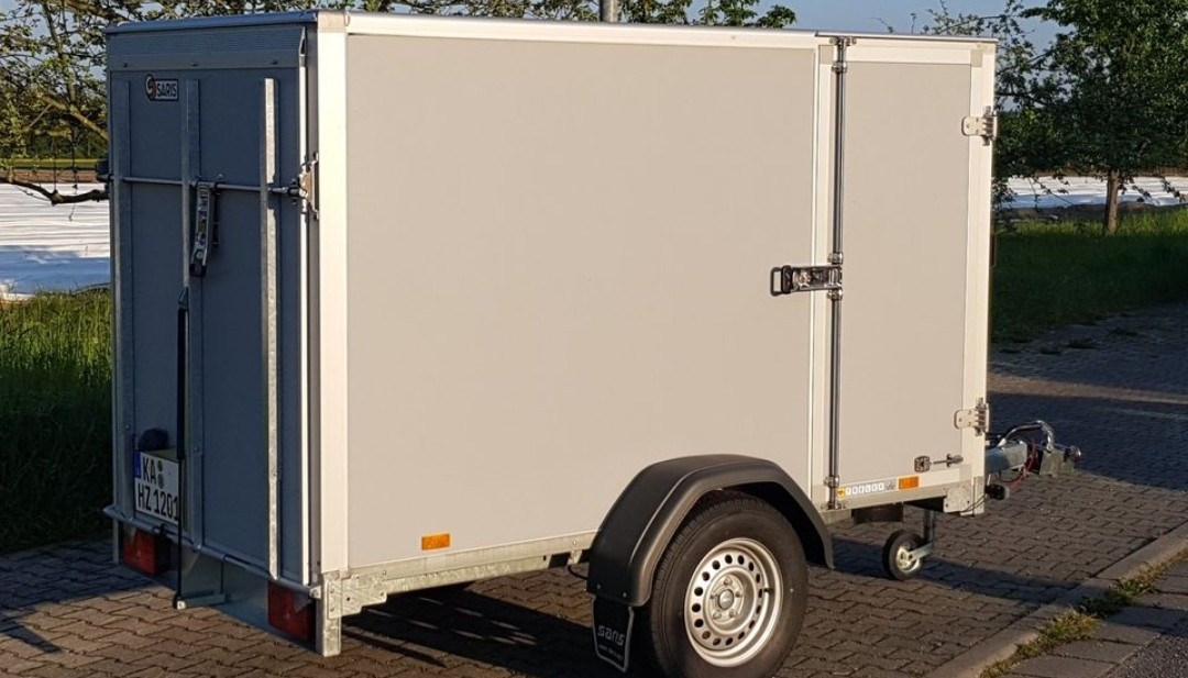 Kofferanhänger mit Rampe