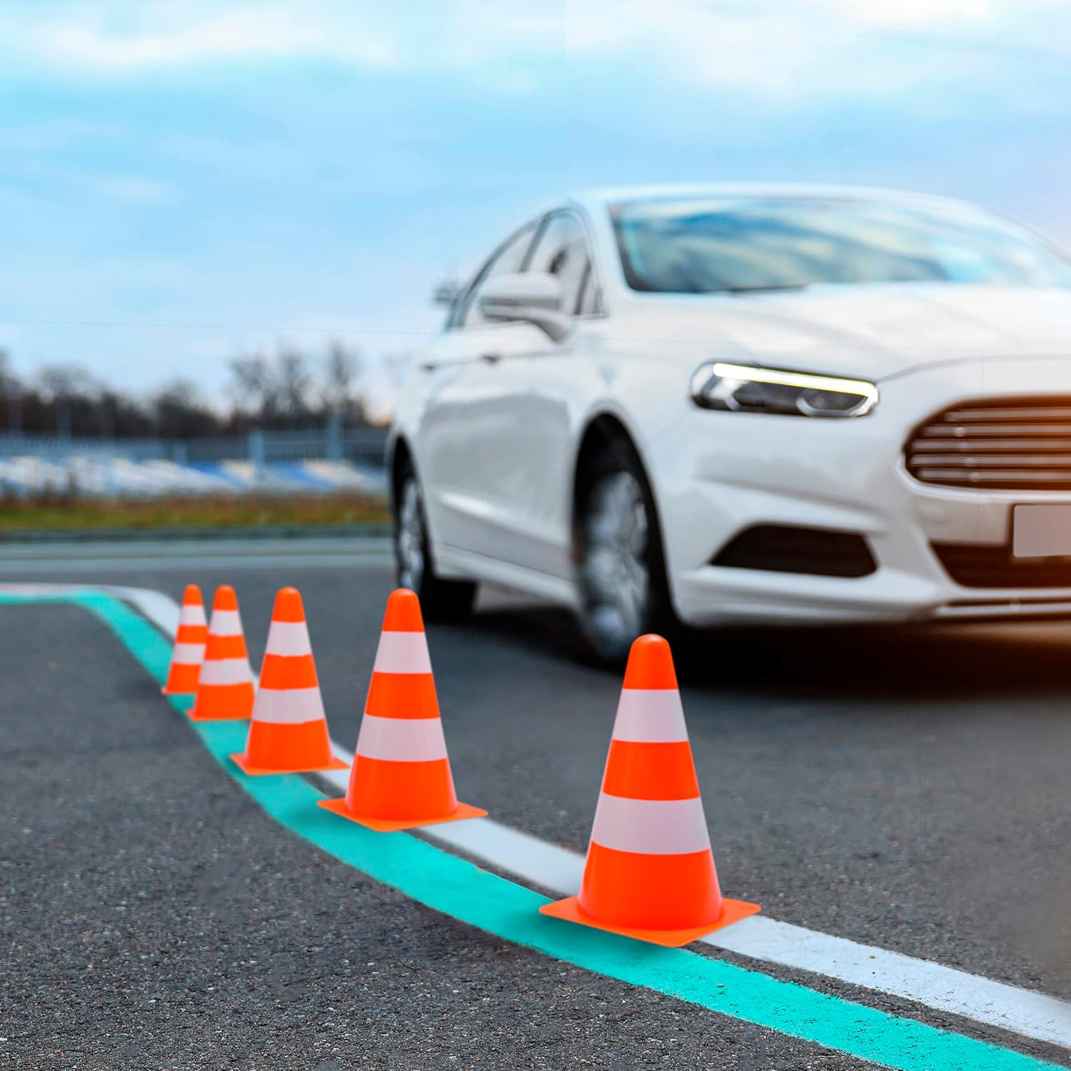 Verkehrshütchen Markierungskegel Pylonen Begrenzungsmarkierung Verkehrsführung 23 cm orange & weiß – 4