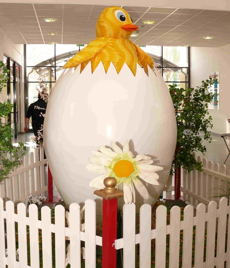 Riesen Osterei mit Küken , Osterdekoration , Ostern 