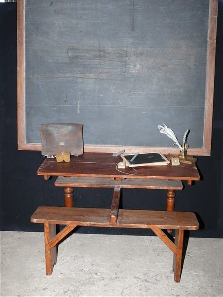 Schule um 1900 ,  Schulbänke , Schultaschen – 2