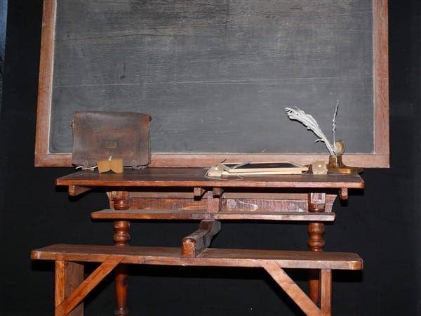 Schule um 1900 ,  Schulbänke , Schultaschen