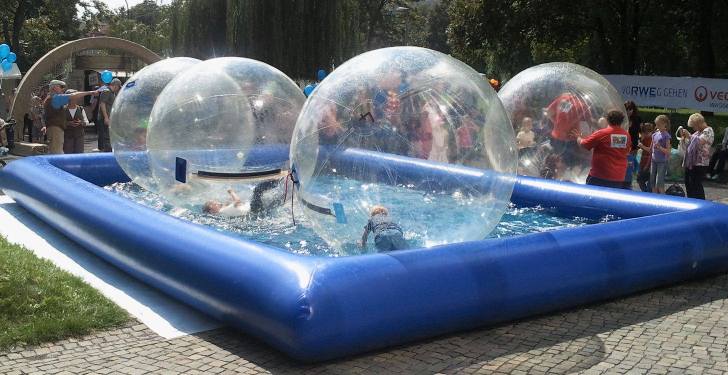 Zorbingbälle und mobiler Pool