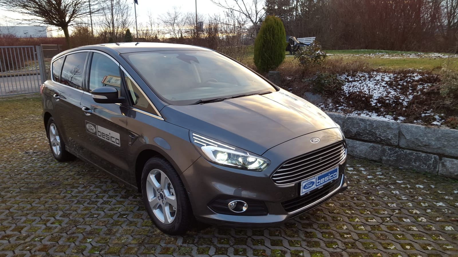 Hochwertiger Ford S-Max mit starken 180 PS Dieselmotor , Allradantrieb