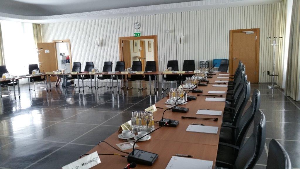 Konferenz - Diskussionsanlage mit bis zu 100 Sprechstellen - bundesweit verfügbar - Standort Bonn