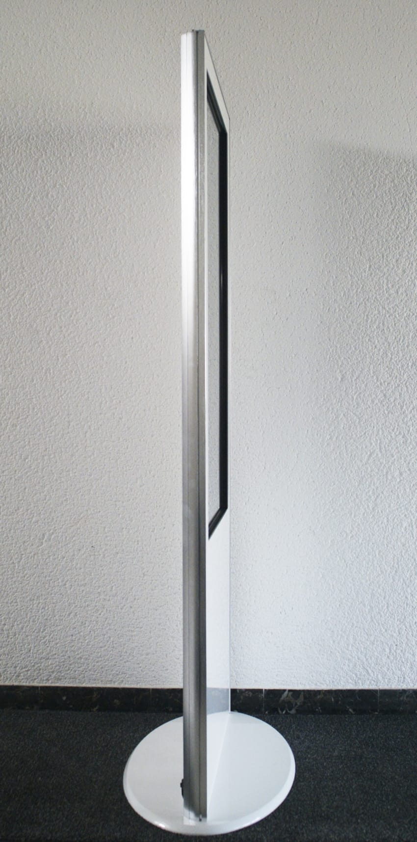 Stele mit Touchscreen - Monitor im Handyformat – 2