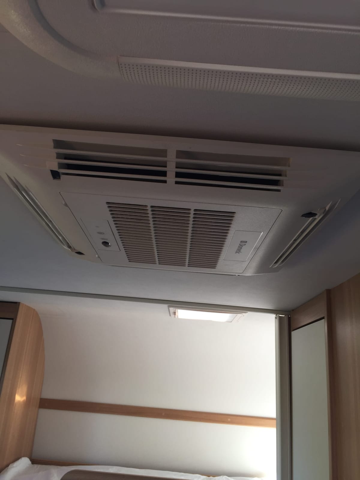 Dethleffs Camper 560 FMK mit Vollausstattung, autom. SAT-Anlage, Mover, Fußbodenheizung und Klimaanl – 3