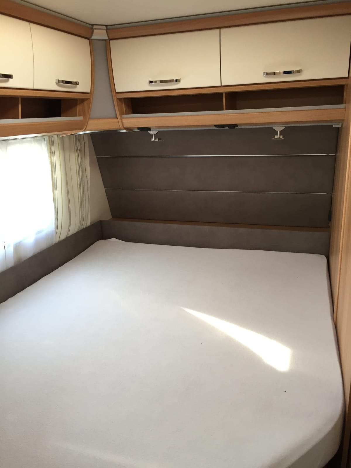 Dethleffs Camper 560 FMK mit Vollausstattung, autom. SAT-Anlage, Mover, Fußbodenheizung und Klimaanl – Thumbnail 6