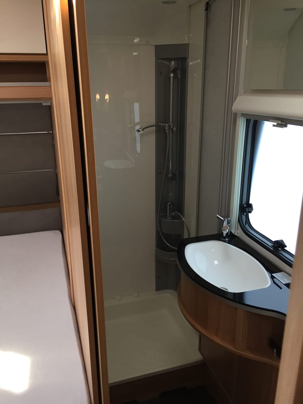 Dethleffs Camper 560 FMK mit Vollausstattung, autom. SAT-Anlage, Mover, Fußbodenheizung und Klimaanl – Thumbnail 8